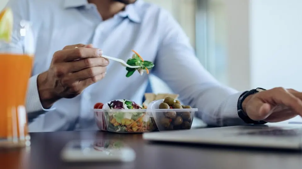Ningún patrón no puede prohibir de manera arbitraria que un trabajador tome un momento para ingerir alimentos / FREEPIK