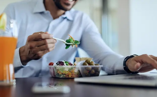 Ningún patrón no puede prohibir de manera arbitraria que un trabajador tome un momento para ingerir alimentos / FREEPIK