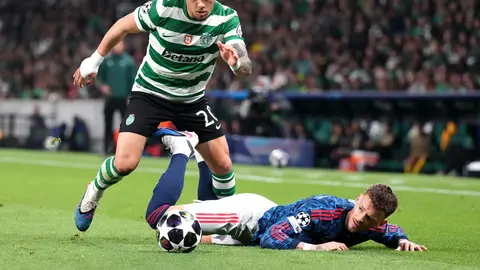 Maximiliano Araujo sacando la jugada a flote l AP