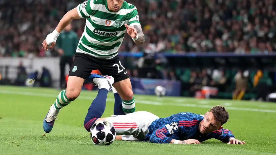 Maximiliano Araujo sacando la jugada a flote l AP