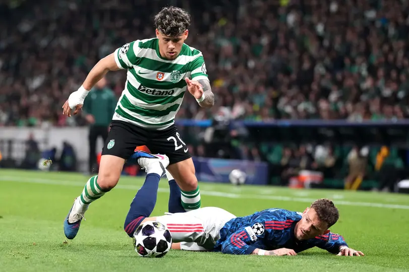 Maximiliano Araujo sacando la jugada a flote l AP