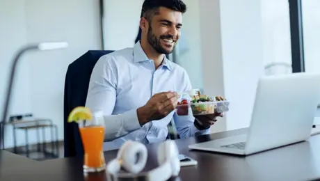 ¿Está prohibido comer en el trabajo? La Ley Federal del Trabajo responde