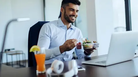 ¿Está prohibido comer en el trabajo? La Ley Federal del Trabajo responde