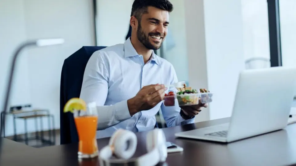 ¿Está prohibido comer en el trabajo? La Ley Federal del Trabajo responde