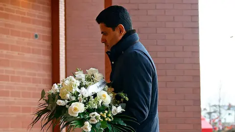 El presidente del PSG dejando flores en el memorial de Diogo Jota l X: @PSG_inside