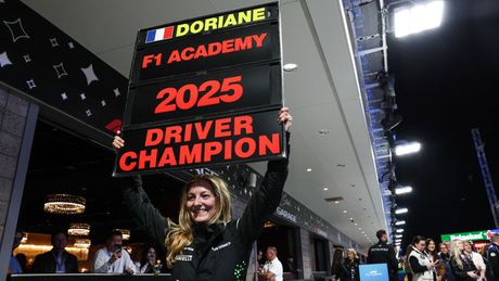 Doriane Pin en celebración tras coronarse en la F1 Academy | AFP