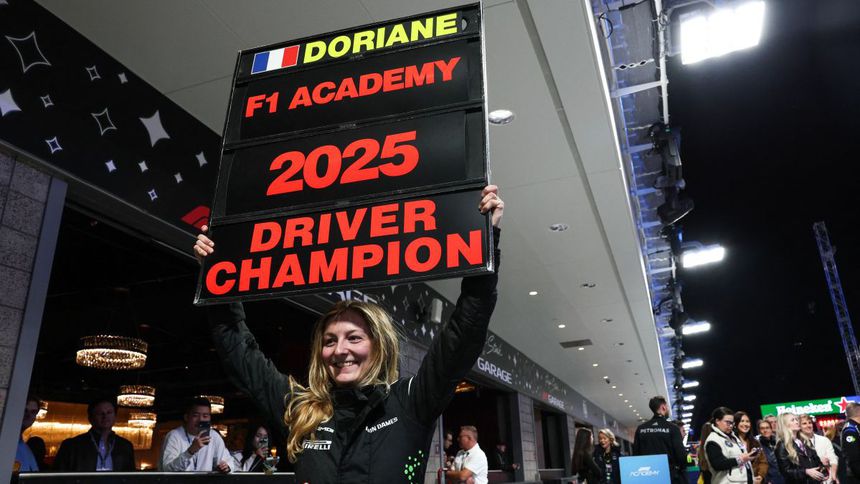 Doriane Pin en celebración tras coronarse en la F1 Academy | AFP