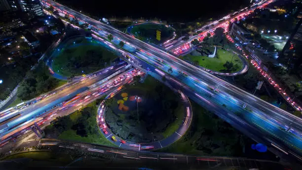 La autopista México-Cuernavaca ahora cuesta 156 pesos para automóviles tras el ajuste tarifario./ Pixabay