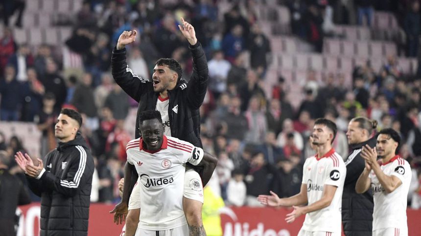 Jugadores de Sevilla celebran el triunfo contra Atlético de Madrid en LaLiga | AFP