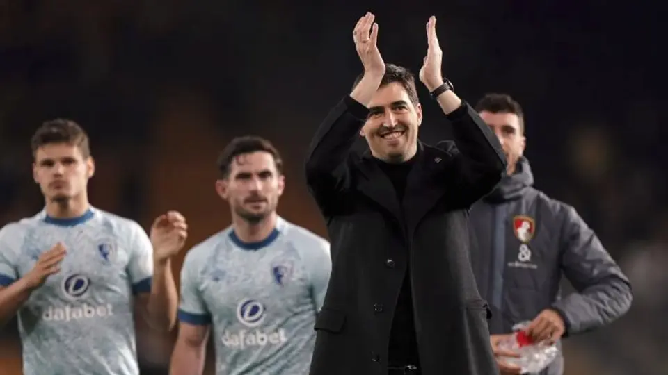 Iraloa aplaudiendo tras el fin de un partido l AP