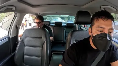 El chofer, identificado como Richy, no pudo ocultar su emoción al reconocer al cantante: “¿Eres Luis Fonsi? ¡No manches! ¿Neta?”./ Captura de pantalla