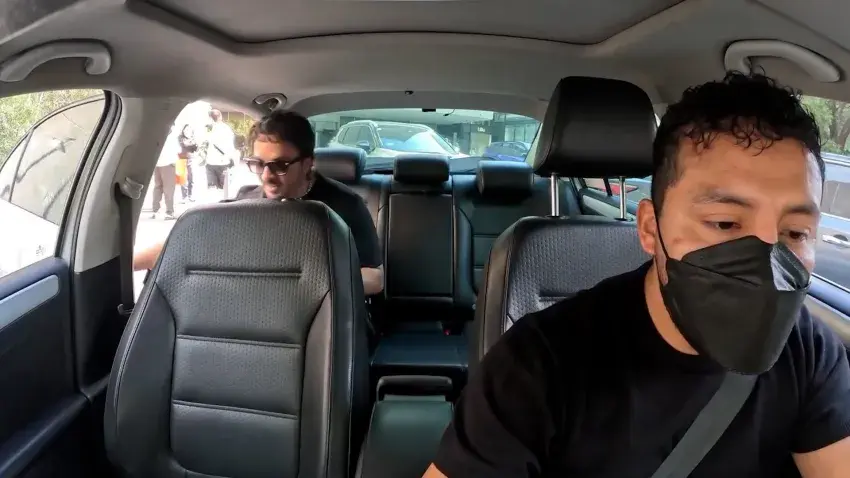 El chofer, identificado como Richy, no pudo ocultar su emoción al reconocer al cantante: “¿Eres Luis Fonsi? ¡No manches! ¿Neta?”./ Captura de pantalla