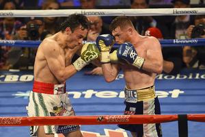 Julio César Chávez Jr. y 'Canelo' Álvarez en su enfrentamiento de 2017 | MEXSPORT