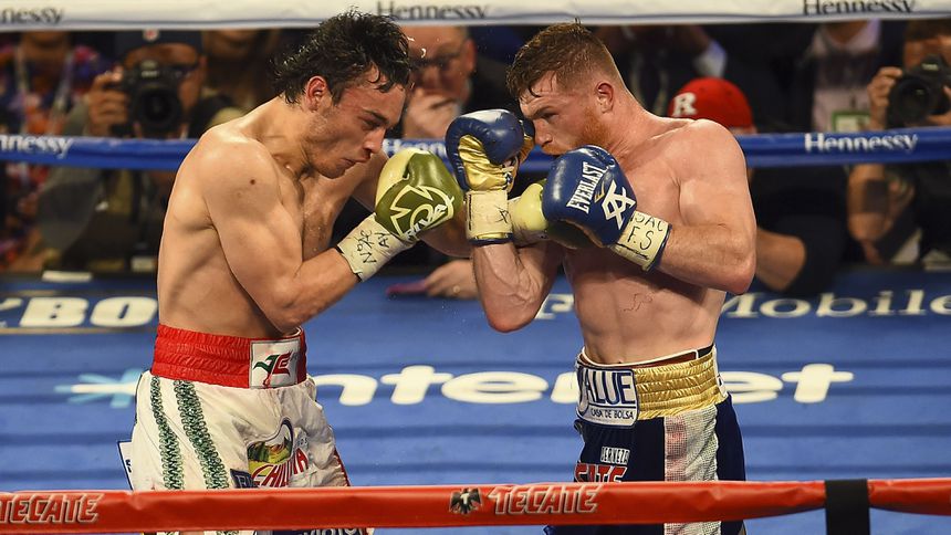 Julio César Chávez Jr. y 'Canelo' Álvarez en su enfrentamiento de 2017 | MEXSPORT