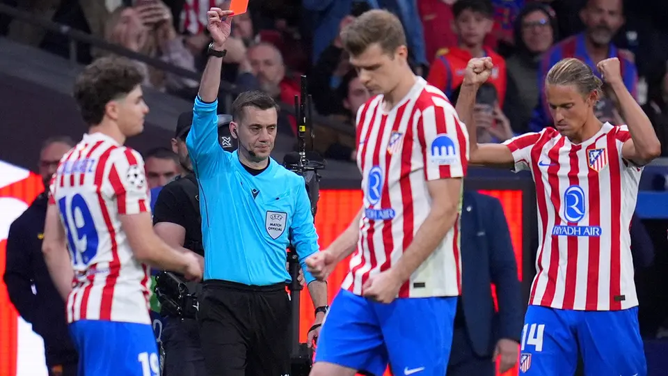 La expulsión de Eric García en el partido de Atlético de Madrid contra Barcelona en Champions League | AP
