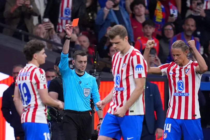 La expulsión de Eric García en el partido de Atlético de Madrid contra Barcelona en Champions League | AP