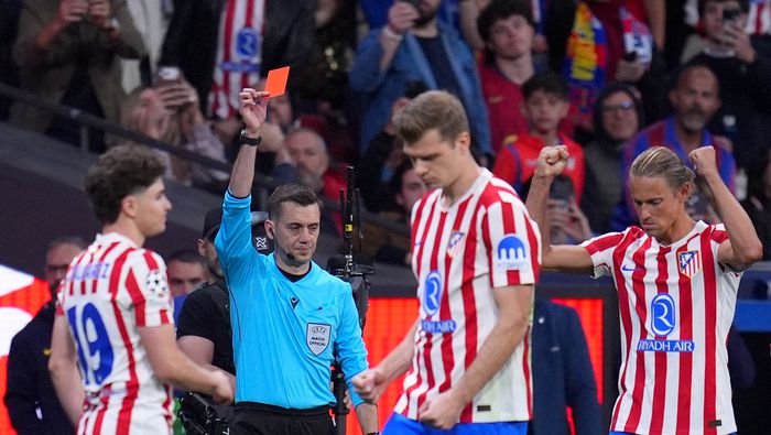 La expulsión de Eric García en el partido de Atlético de Madrid contra Barcelona en Champions League | AP