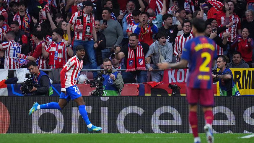 Ademola Lookman en celebración en el partido de Atlético de Madrid contra Barcelona en Champions League | AP