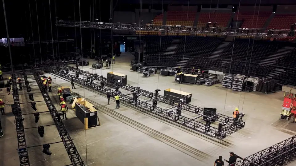 Las barras de cargas están llenas de luces LED y el escenario contará con pantallas gigantes / Especial