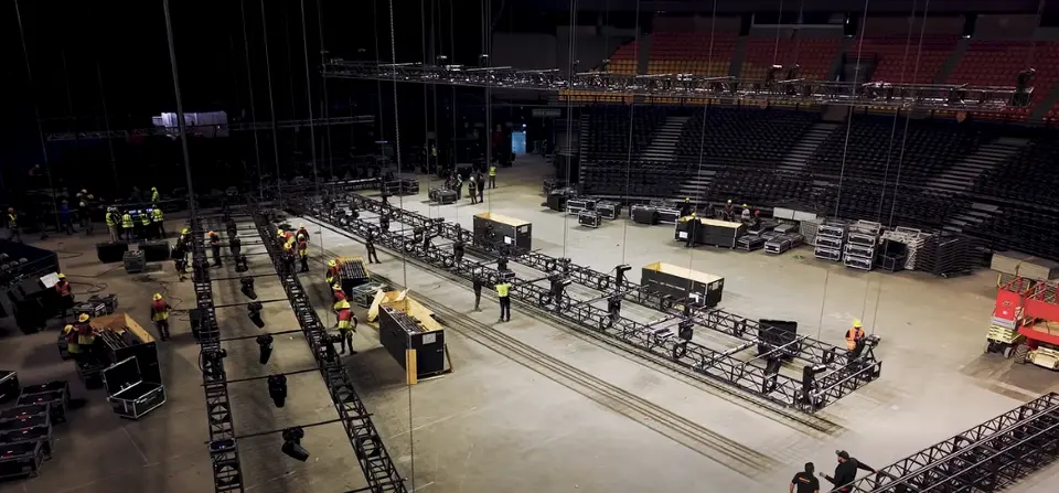 Las barras de cargas están llenas de luces LED y el escenario contará con pantallas gigantes / Especial