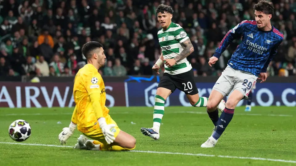 Maximiliando Araujo del Sporting observa a Kai Havertz l AP