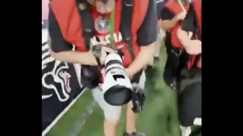 Messi rompió el lente de un fotÓgrafo | CAPTURA
