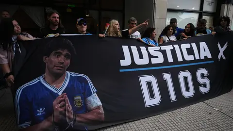 Aficionados de Maradona se manifiestan afuera de la audiencia l AP