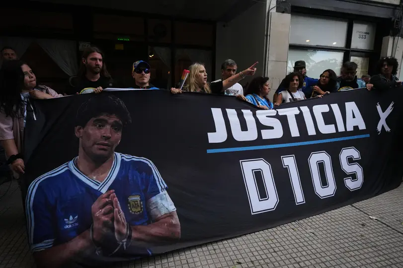 Aficionados de Maradona se manifiestan afuera de la audiencia l AP
