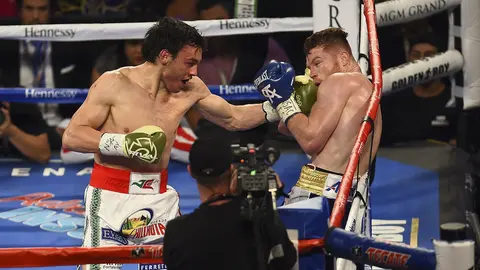 Julio César Chávez Jr. y 'Canelo' Álvarez en su enfrentamiento de 2017 | MEXSPORT