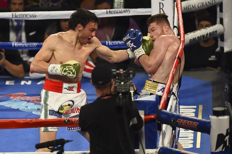 Julio César Chávez Jr. y 'Canelo' Álvarez en su enfrentamiento de 2017 | MEXSPORT