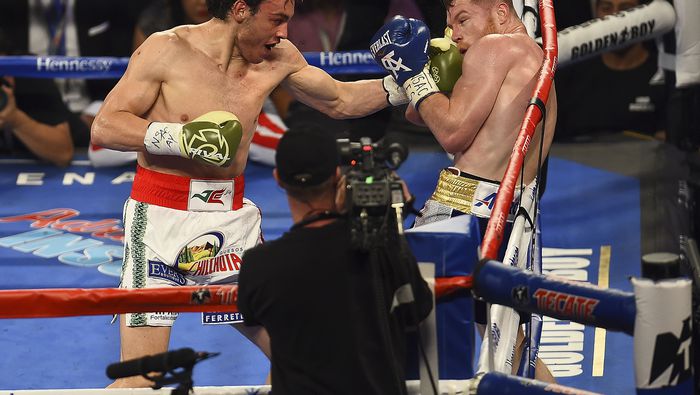 Julio César Chávez Jr. y 'Canelo' Álvarez en su enfrentamiento de 2017 | MEXSPORT