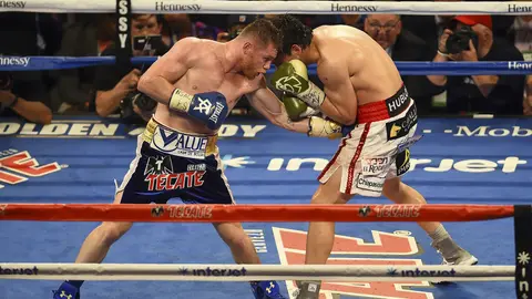 Julio César Chávez Jr. y 'Canelo' Álvarez en su enfrentamiento de 2017 | MEXSPORT