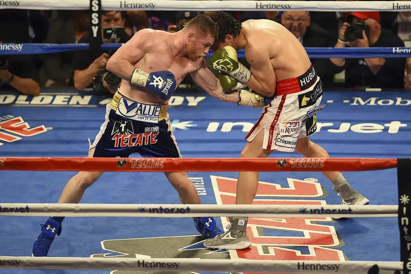 Julio César Chávez Jr. y 'Canelo' Álvarez en su enfrentamiento de 2017 | MEXSPORT