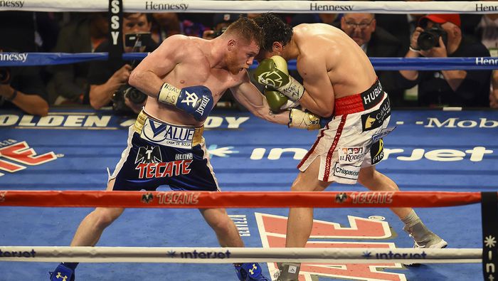 Julio César Chávez Jr. y 'Canelo' Álvarez en su enfrentamiento de 2017 | MEXSPORT