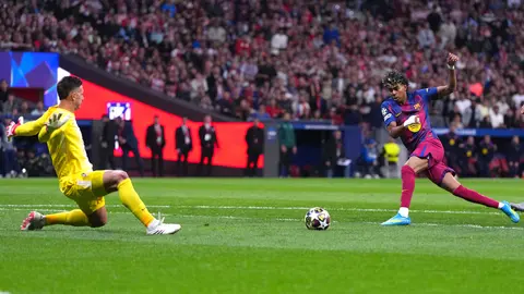 Lamine Yamal contra Musso en el partido de Barcelona contra Atlético de Madrid en Champions League | AP