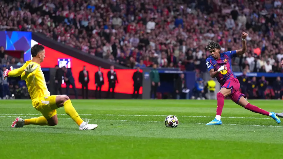 Lamine Yamal contra Musso en el partido de Barcelona contra Atlético de Madrid en Champions League | AP