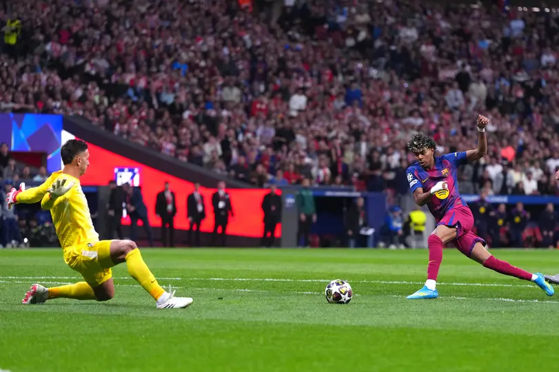 Lamine Yamal contra Musso en el partido de Barcelona contra Atlético de Madrid en Champions League | AP