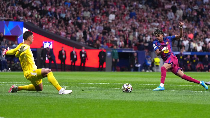 Lamine Yamal contra Musso en el partido de Barcelona contra Atlético de Madrid en Champions League | AP