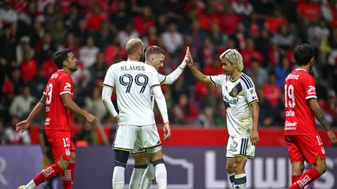 Jugadores de Galaxy en celebración contra Toluca en el partido de ida de los Cuartos de Final de la Copa de Campeones Concacaf | MEXSPORT