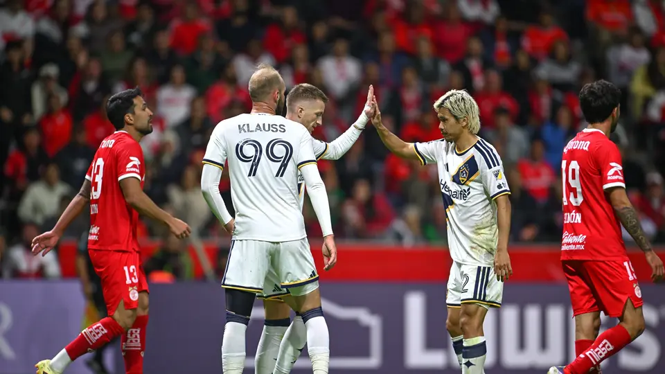 Jugadores de Galaxy en celebración contra Toluca en el partido de ida de los Cuartos de Final de la Copa de Campeones Concacaf | MEXSPORT