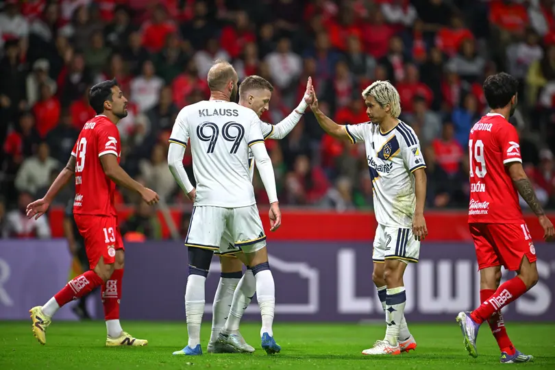Jugadores de Galaxy en celebración contra Toluca en el partido de ida de los Cuartos de Final de la Copa de Campeones Concacaf | MEXSPORT