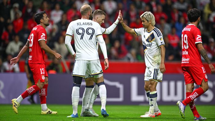 Jugadores de Galaxy en celebración contra Toluca en el partido de ida de los Cuartos de Final de la Copa de Campeones Concacaf | MEXSPORT