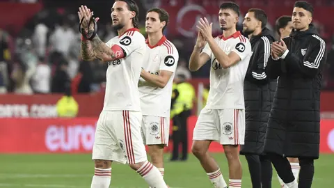 Jugadores de Sevilla celebran el triunfo contra Atlético de Madrid en LaLiga | AFP