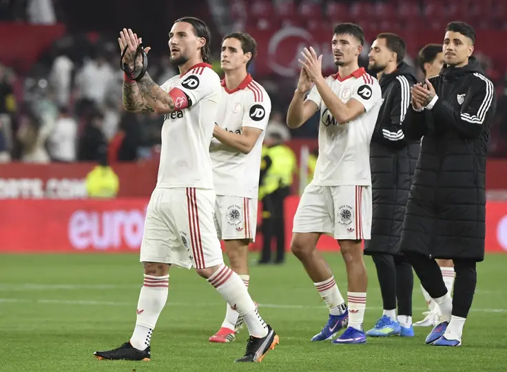 Jugadores de Sevilla celebran el triunfo contra Atlético de Madrid en LaLiga | AFP
