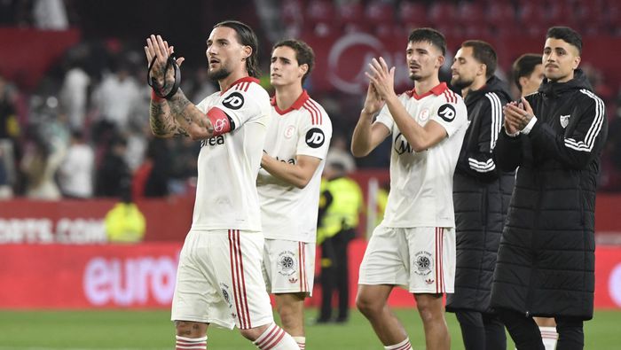 Jugadores de Sevilla celebran el triunfo contra Atlético de Madrid en LaLiga | AFP