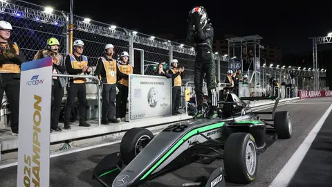 Doriane Pin en celebración tras coronarse en la F1 Academy | AFP