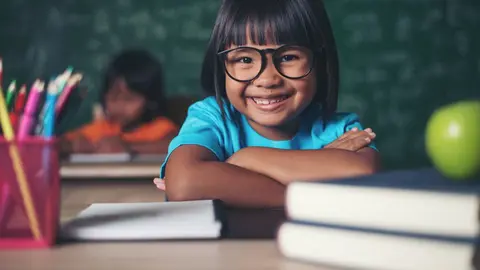 El apoyo económico consiste en 2 mil 500 pesos anuales por cada estudiante para útiles y uniformes / Magnific