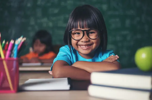El apoyo económico consiste en 2 mil 500 pesos anuales por cada estudiante para útiles y uniformes / Magnific