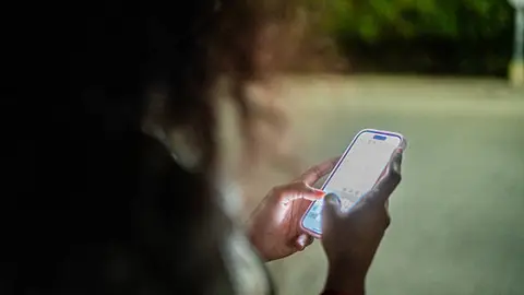 El teléfono celular se mantiene como el dispositivo más utilizado para conectarse a internet en México. / iStock