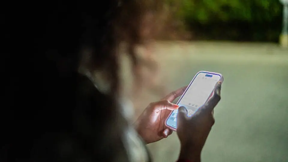 El teléfono celular se mantiene como el dispositivo más utilizado para conectarse a internet en México. / iStock